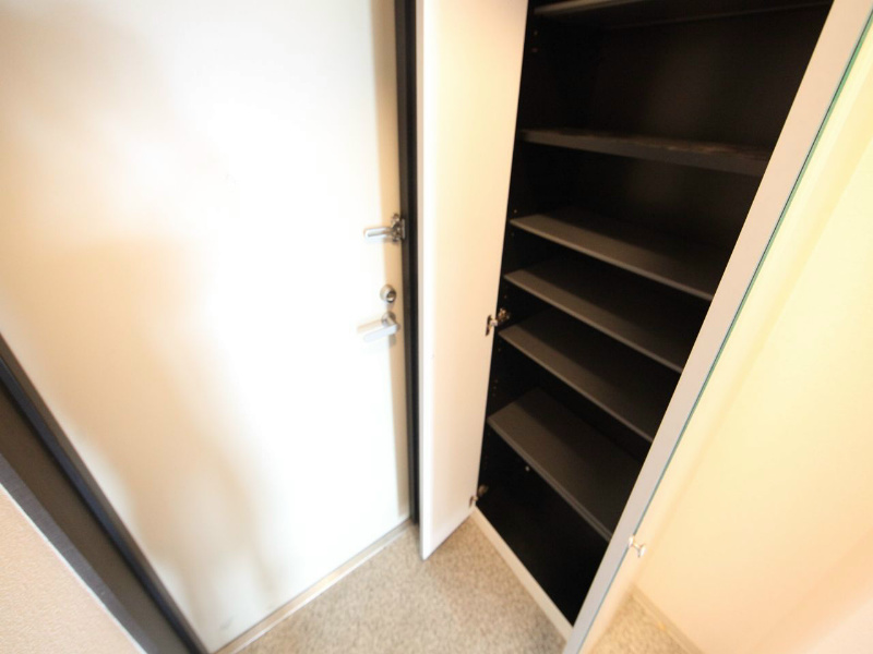 玄関　玄関　シューズボックス付（収納充実してます）