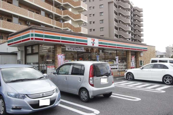 コンビニ　セブンイレブン（コンビニ）まで685m