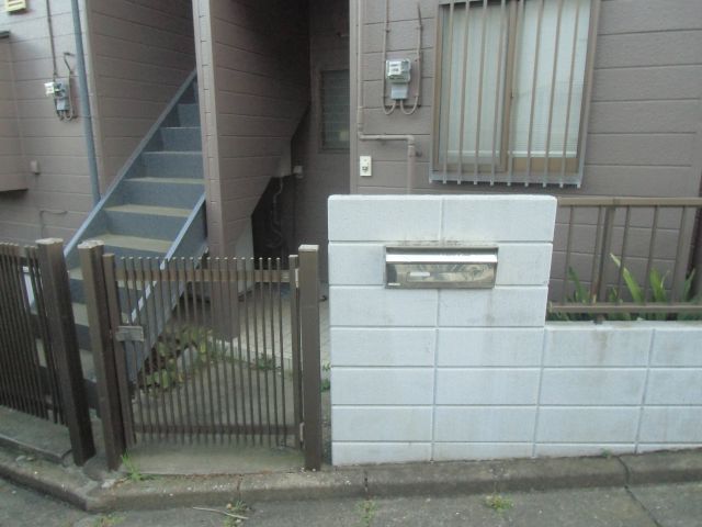 エントランス　自転車が1台駐輪しているため、少し狭くなっております。ご了承