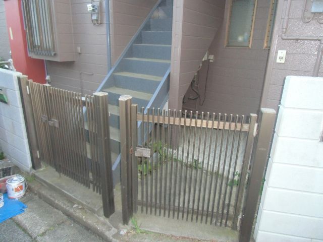 ロビー　自転車が1台駐輪しているため、少し狭くなっております。ご了承