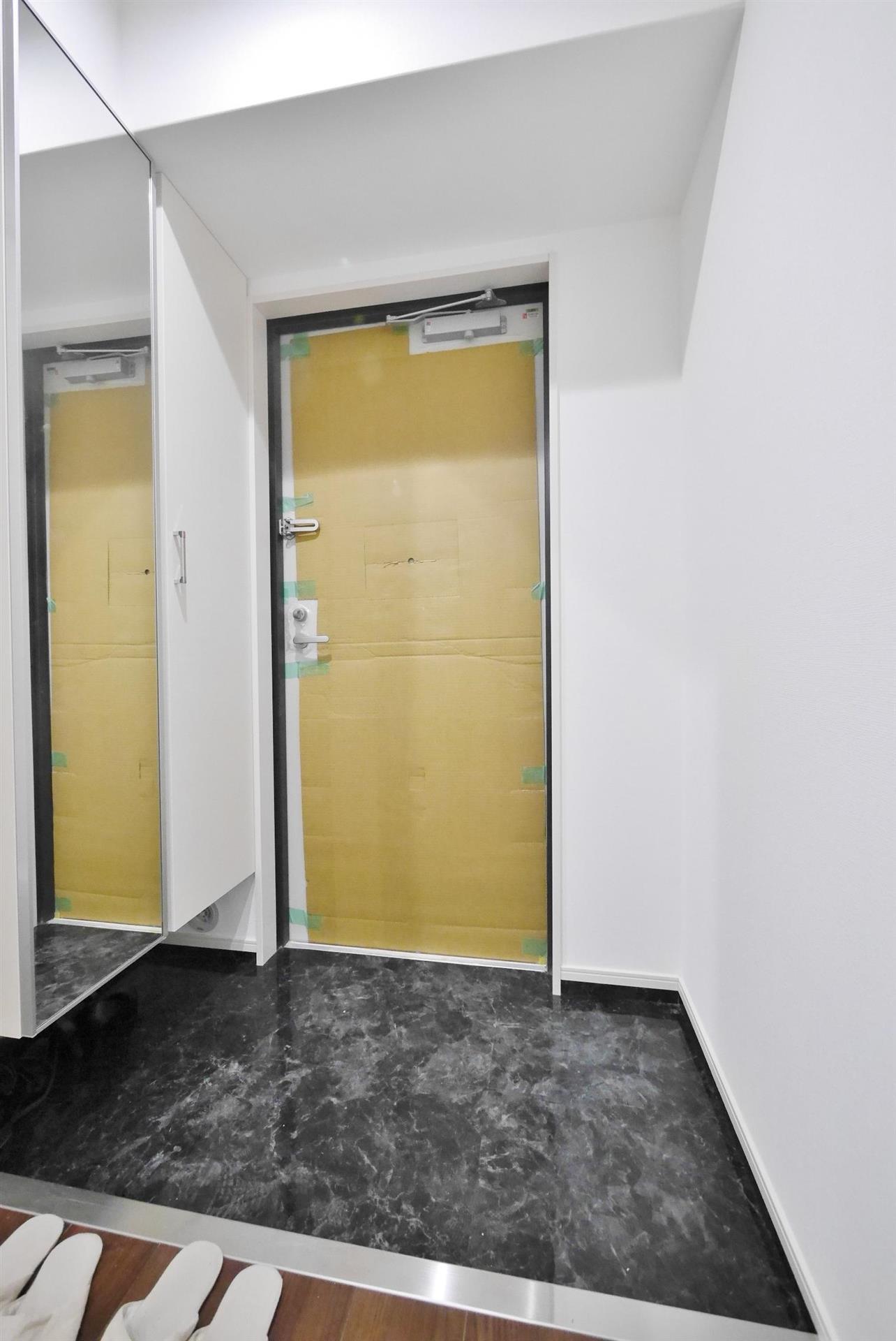 玄関　※10号タイプのモデルルームになります※