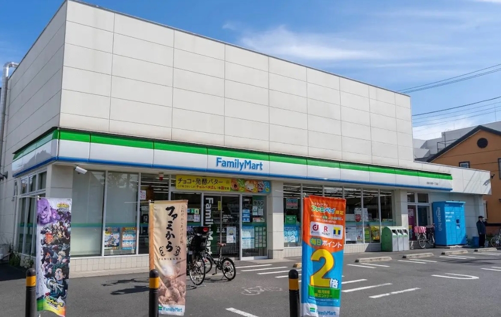 コンビニ　ファミリーマート 西新井栄町一丁目店（コンビニ）まで437m