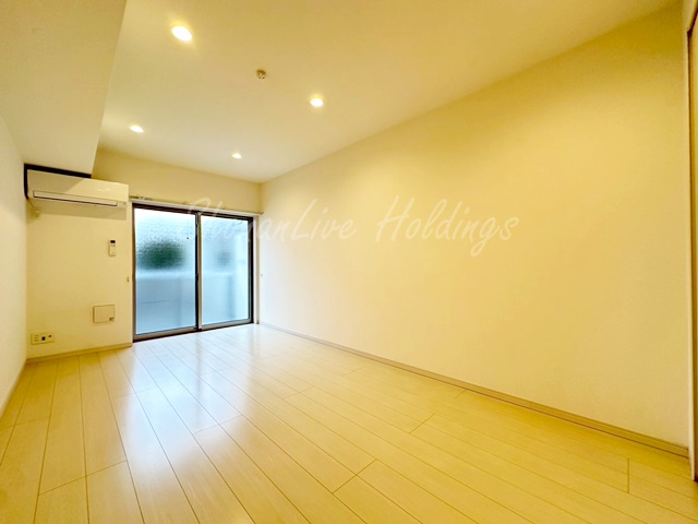 居室・リビング　白基調のリビング