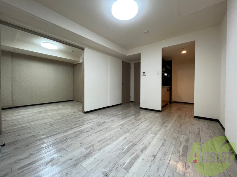 居室・リビング　リビングは白を基調としていて明るい印象ですね！