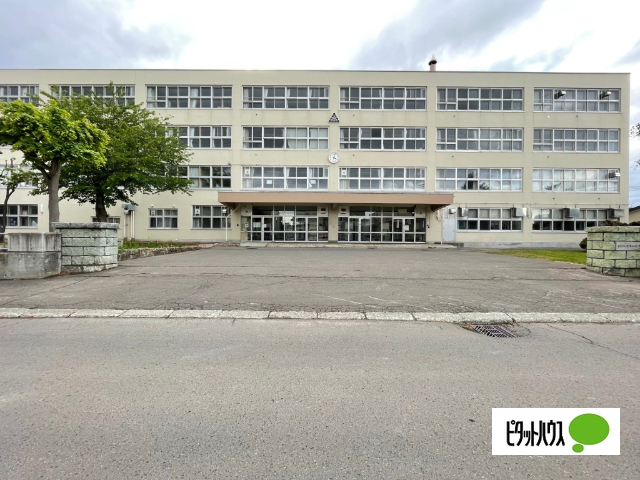 中学校　札幌市立新琴似北中学校（中学校）まで518m