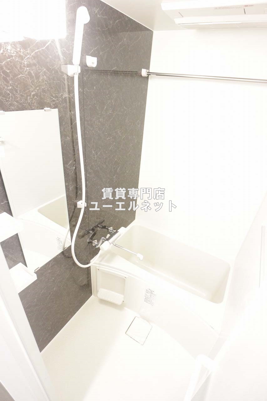 バス・シャワールーム　ゆったりとしたバスルーム