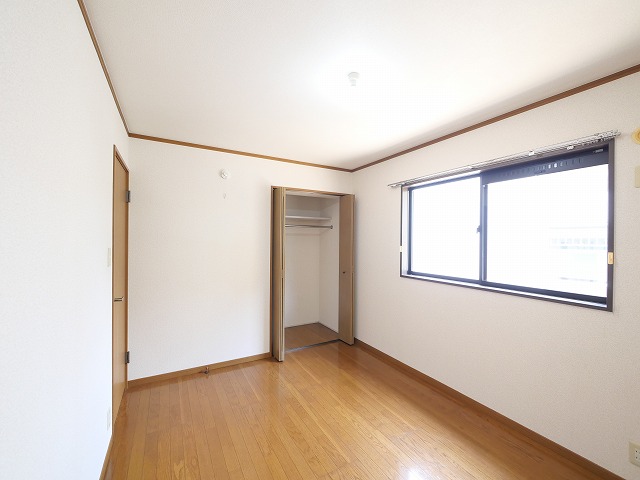 その他部屋・スペース　開放的な寝室です
