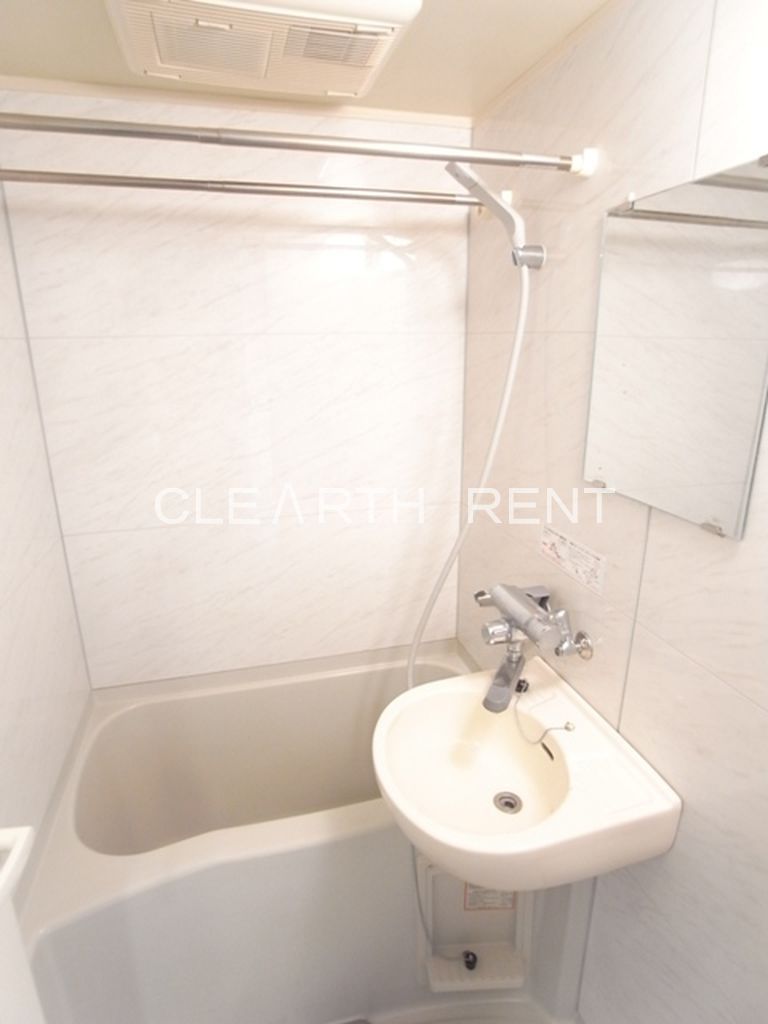 バス・シャワールーム　浴室乾燥機付きのバスルーム