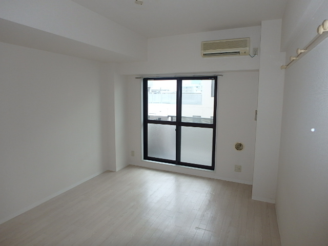 居室・リビング　明るいお部屋で家具も栄えますね。