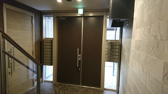 エントランス　ひとり暮らしの防犯に安心の防犯カメラ設置済み。
