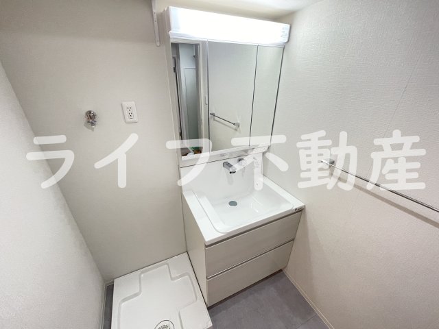 洗面設備　独立洗面台、小物を置くことができて便利です