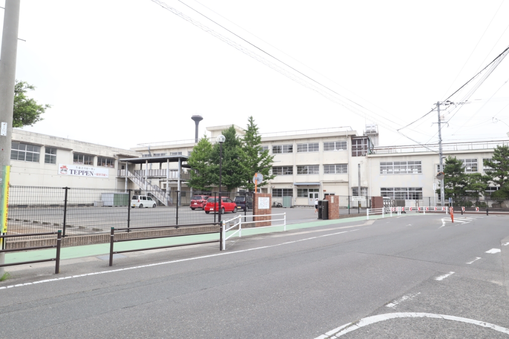 中学校　春日市立春日中学校（中学校）まで815m