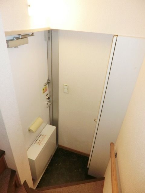 玄関　宅配ボックス付きの玄関