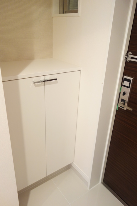 玄関　同じ部屋タイプの別部屋の写真です。現況と異なる場合は現況を優