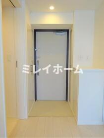 玄関　同建物内、別のお部屋の参考写真になります。