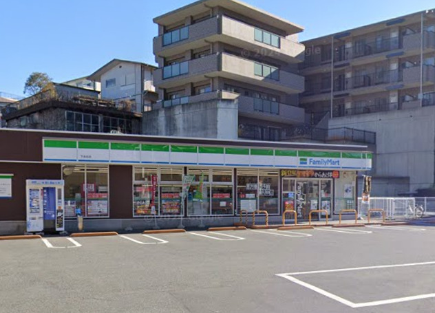 コンビニ　ファミリーマート（コンビニ）まで1445m
