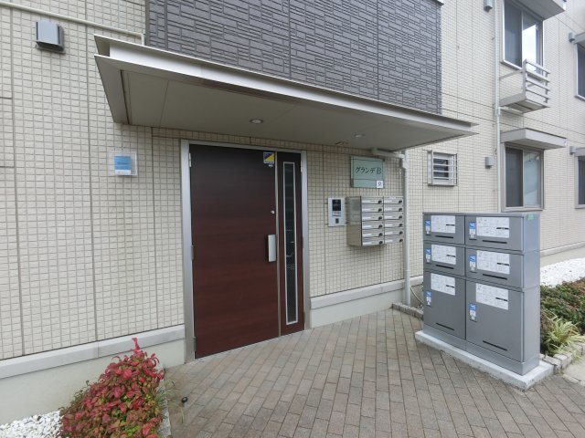 エントランス　オートロック・宅配BOX付き☆