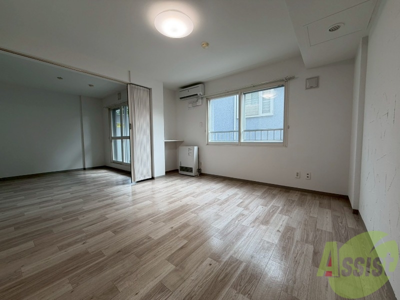 居室・リビング　日当たりが良くて心地よく過ごせそうなお部屋です。