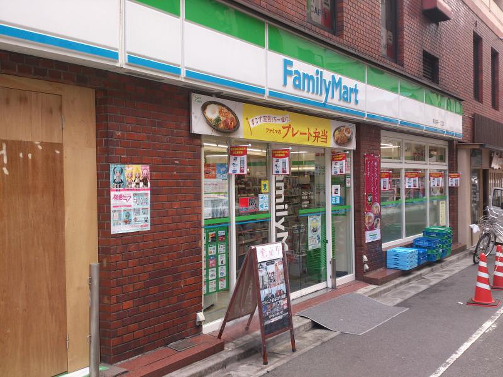 コンビニ　ファミリーマート池袋本町一丁目店（コンビニ）まで425m