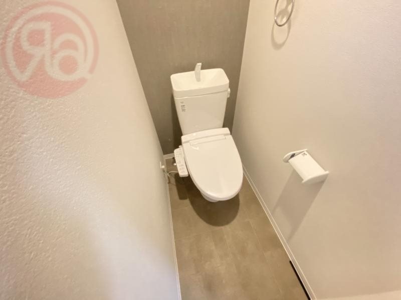 トイレ　落ち着いた色調のトイレです