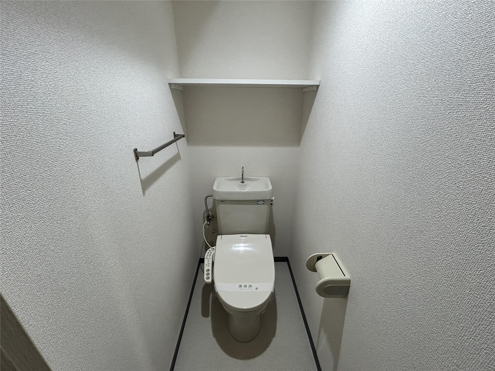 トイレ　備品を置いておける棚付きのトイレです