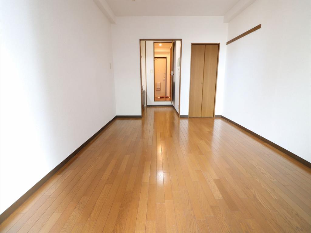 居室・リビング　南西向きの明るい10帖のお部屋です