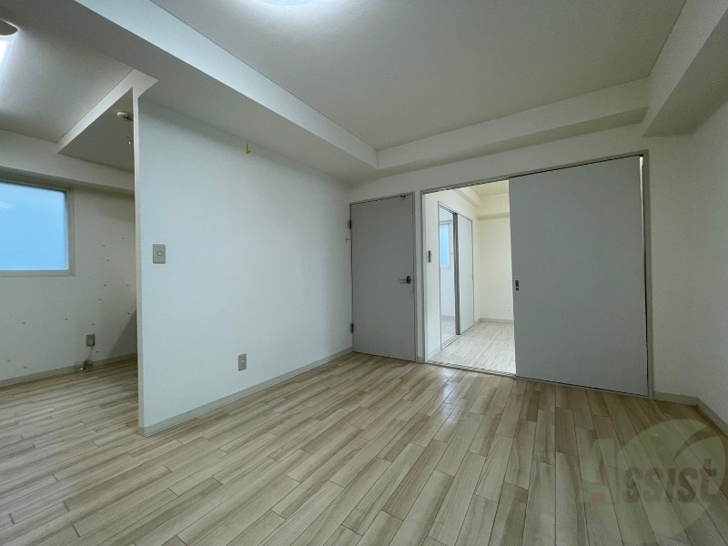 居室・リビング　日当たりが良くて心地よく過ごせそうなお部屋です。