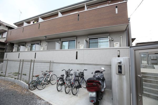 建物外観　大型バイクも駐輪無料