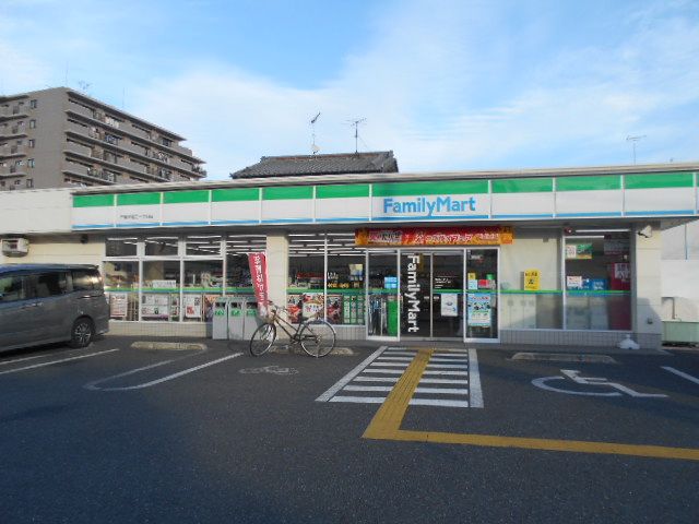コンビニ　ファミリーマート 三郷早稲田一丁目店（コンビニ）まで403m