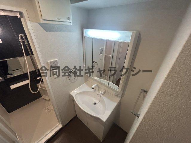 洗面設備　シャンプードレッサー付きの洗面台