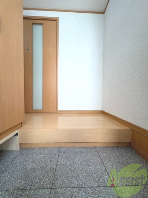 玄関　玄関は広いので作られており、開放感があります。