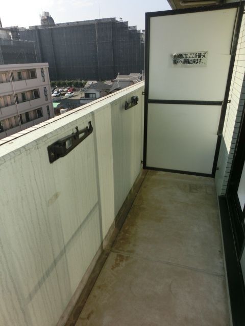 バルコニー　洗濯には充分な広さ