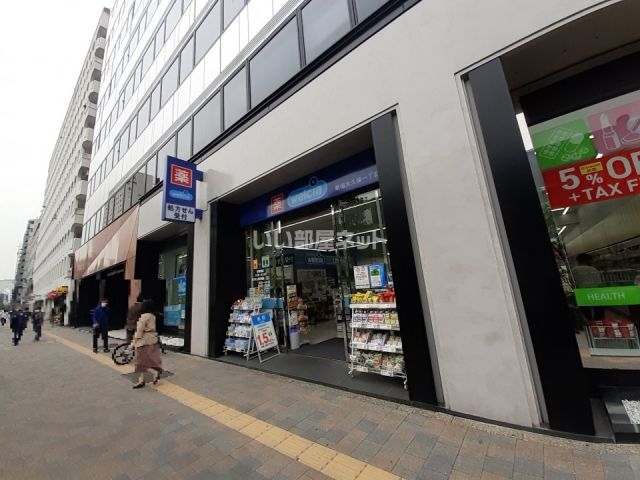 ドラックストア　ウエルシア新宿大久保一丁目店（ドラッグストア）まで350m