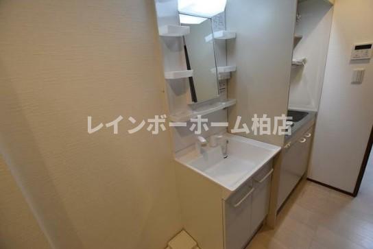 洗面設備　シャワー付き洗面台です