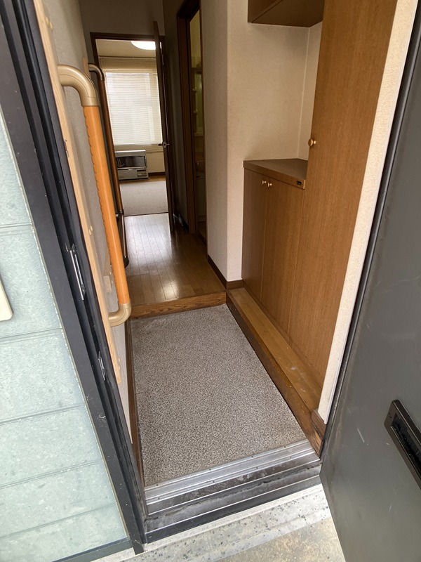 玄関　102号室参照