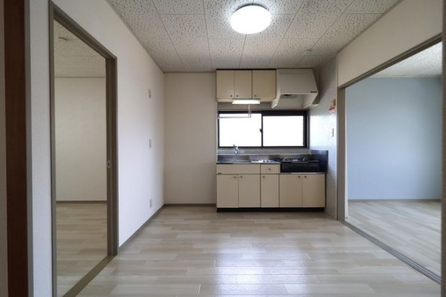 コーポラス西古松D棟 D棟の居間写真
