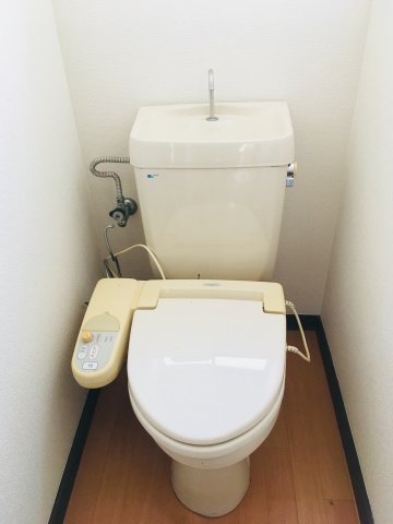 トイレ　温水洗浄便座は残置物となります。