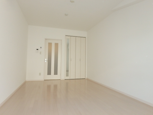 居室・リビング　明るいお部屋で家具も映えますね。