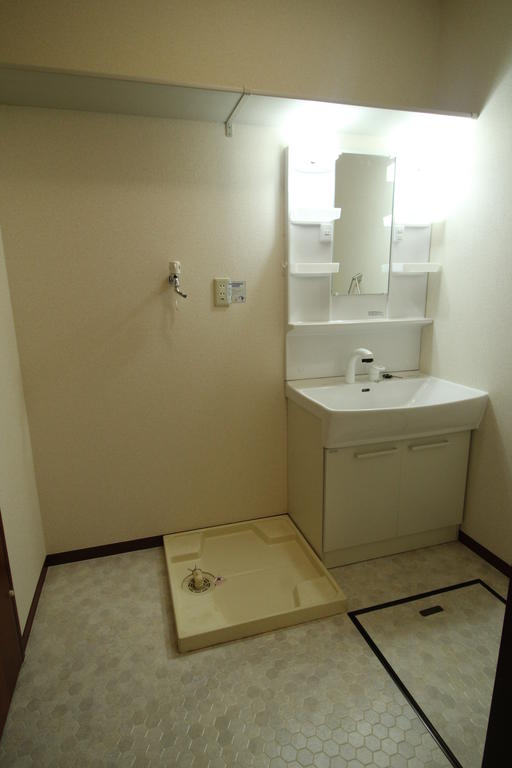 洗面設備　シャワー付洗面台完備で上部には便利な棚があります！！