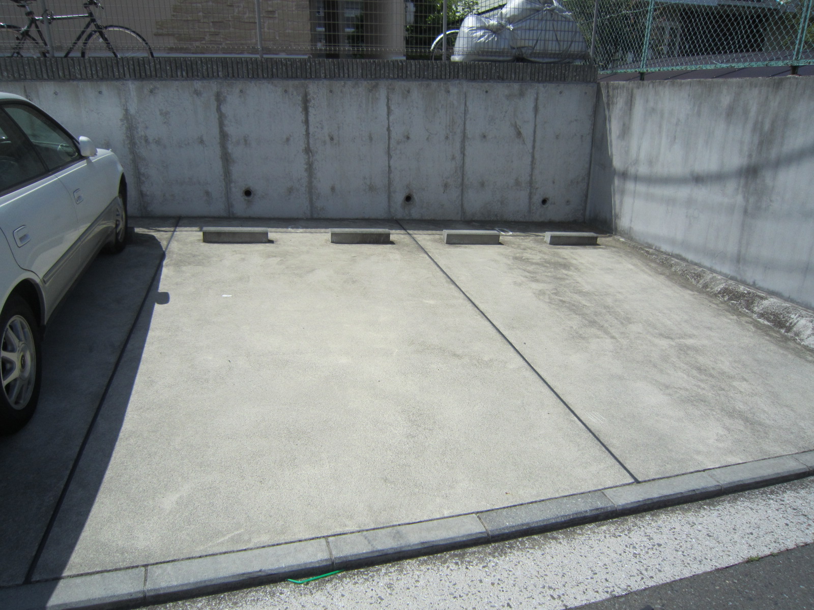 駐車場　敷地内駐車場