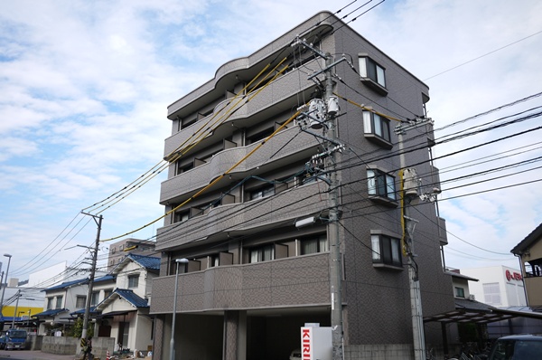 【ロイヤル山口IIIの建物外観】