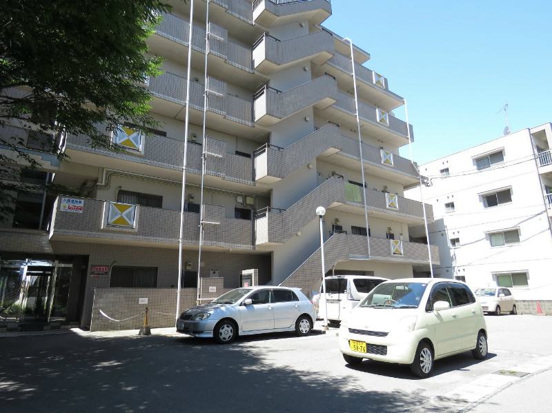 【鹿児島市下荒田のマンションの建物外観】