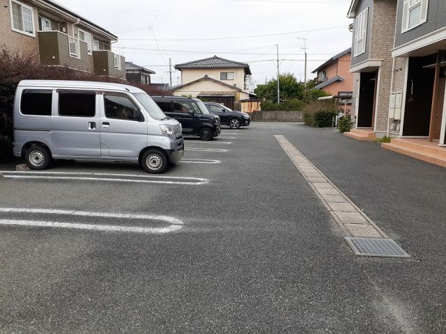 【メゾン・ド・シエル壱番館の駐車場】