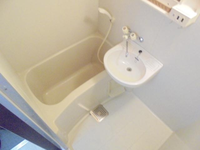 バス・シャワールーム　一日の疲れを癒すシンプルお風呂ですよ。