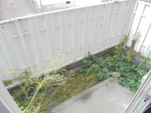 バルコニー　専用庭付きのお部屋です。お洗濯物は勿論、お花で彩る楽しみも