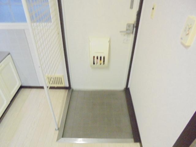 玄関　玄関を入ってすぐ中が丸見えにならないのがイイですね。