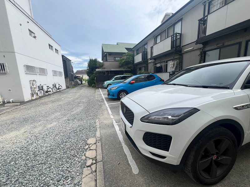 【芦屋市春日町のアパートの駐車場】