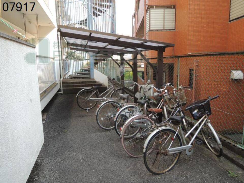 【東温市志津川のマンションの駐車場】