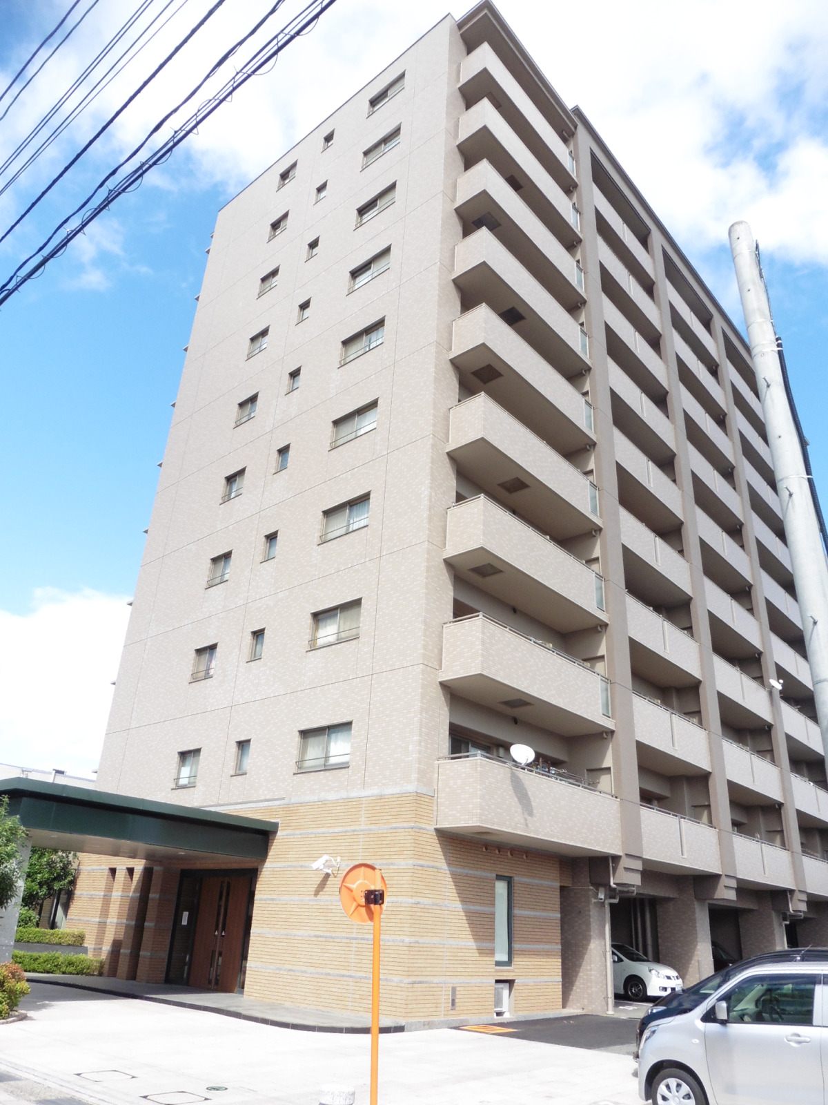 サーパス上天神町の建物外観