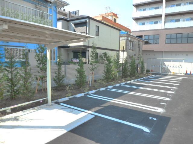 【グロリアコート市川の駐車場】